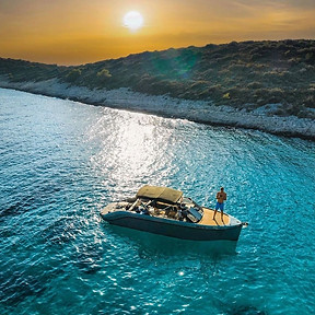Sunset boat tour in Hvar with Mini Yachts